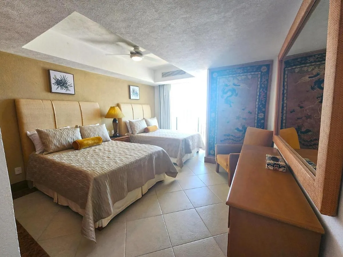 Amazing Views, Beachfront Grand Venetian بويرتو فالارتا 0*,  المكسيك